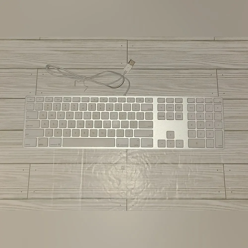 Genuine Apple A1243 White Wired Mac Standard USB Keyboard With Numeric Keypad